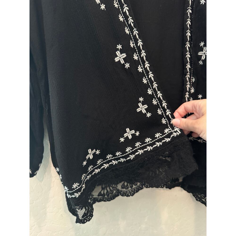 Forever 21 Black Kimono Jacket with White Floral Embroidery - Picture 4 of 6